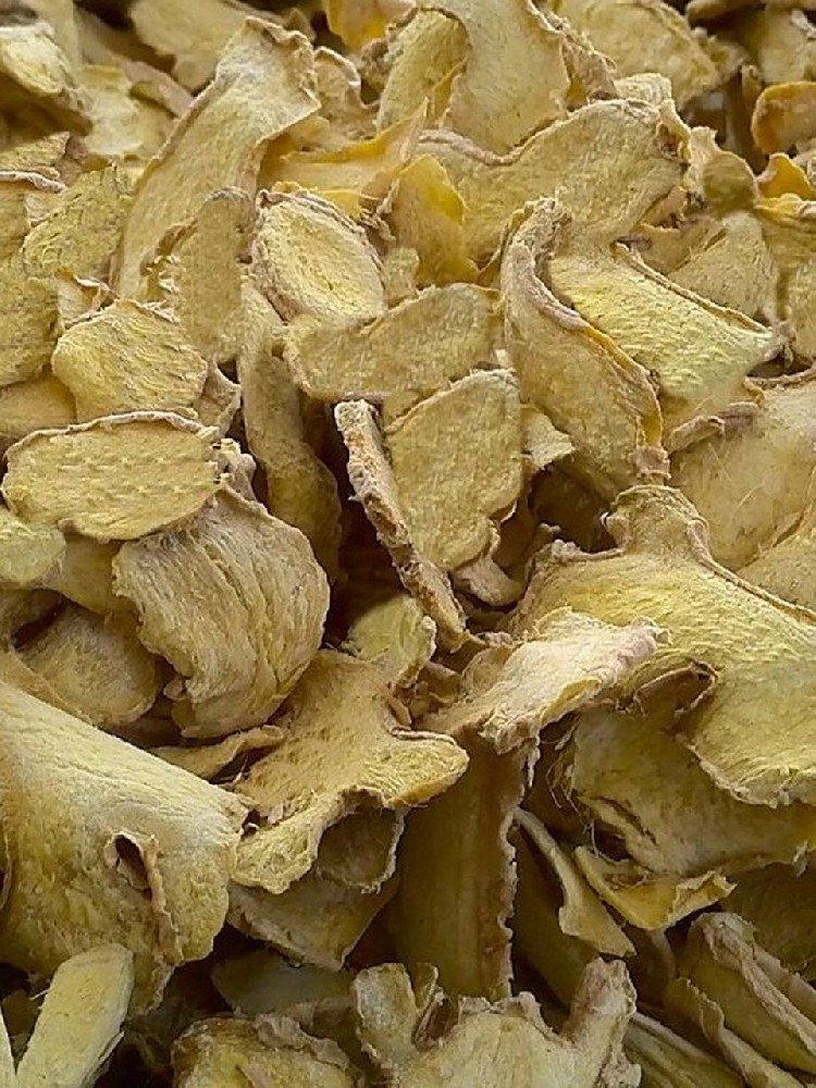 How can dried ginger slices be consumed